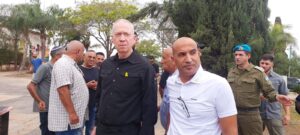 מזכ״ל תנועת המושבים, עמית יפרח בסיור עם שר הביטחון, יואב גלנט במושב יכיני שבעוטף