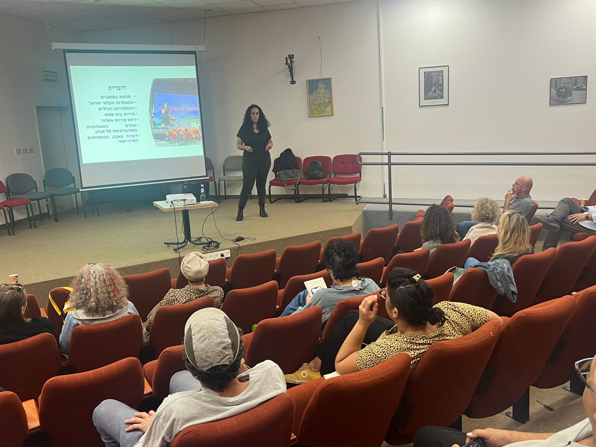 דוברת תנועת המושבים ויו״ר התאחדות חקלאי ישראל, דפנה כהן נוריאל קיימה השבוע הרצאה בנושא ׳ניהול משברים בתקשורת ופרקטיקה תקשורתית - הלכה למעשה׳ בפני עשרות משתתפי קורס מנהלי קהילות אשר מתקיים במועצה האזורית אשכול