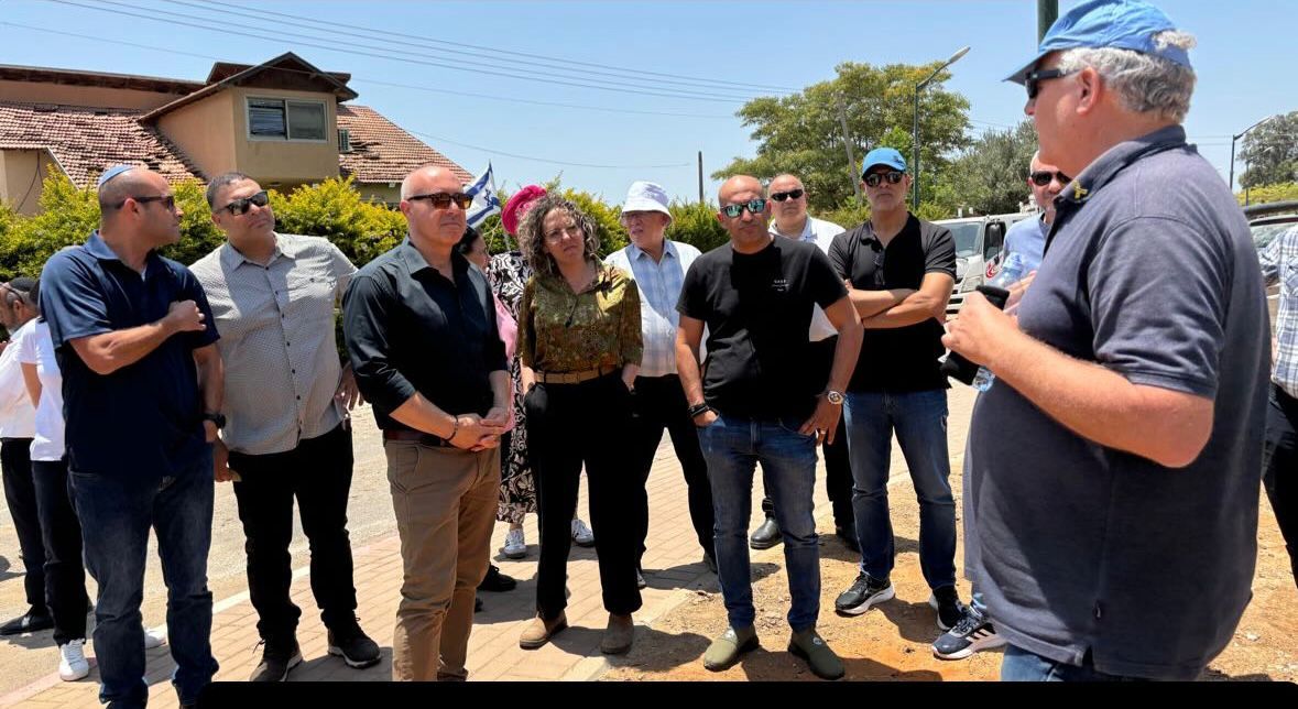 מזכ״ל תנועת המושבים ויו״ר התאחדות חקלאי ישראל, עמית יפרח במוקד הנפילה במושב במועצה האזורית שפיר: